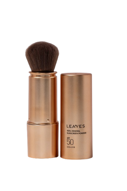 leaves פודרה SPF50
מברשת הפודרה של leaves עם SPF50 היא פתרון פרקטי לחידוש ההגנה מהשמש במהלך היום, גם מעל איפור. הפודרה מבוססת על מסנני קרינה מינרליים, מעניקה גימור מאט, כמעט אינה מוסיפה גוון לעור, ומתאימה במיוחד לנשים שמחפשות דרך נוחה לשמור על הגנה בלי לפרק את האיפור.